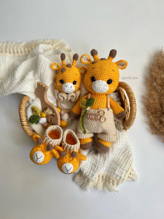 Personalized newborn gift box, baby memory box, handmade crochet plush giraffe amigurumi, safari nursery decor, baptism baby gift