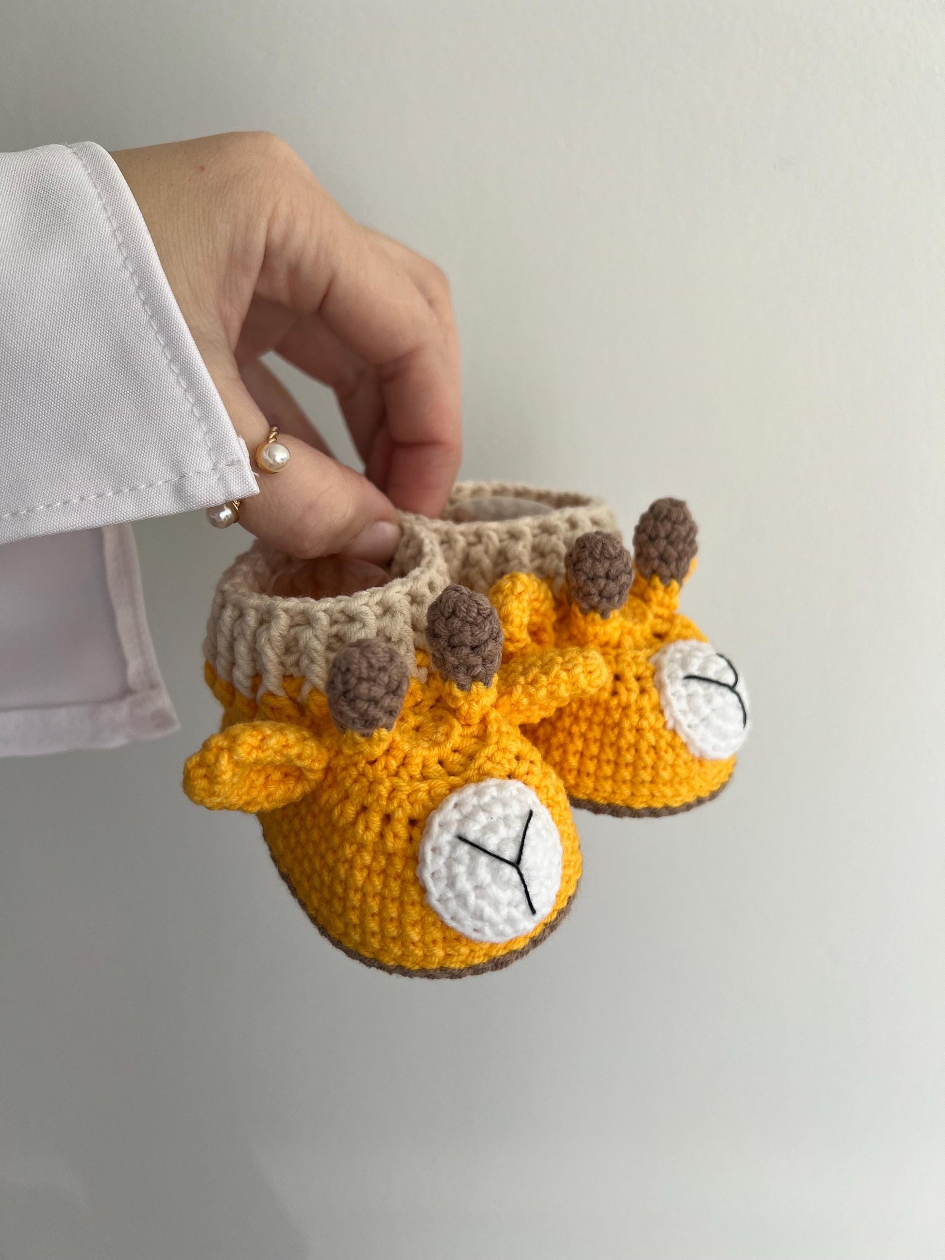 Personalized newborn gift box, baby memory box, handmade crochet plush giraffe amigurumi, safari nursery decor, baptism baby gift