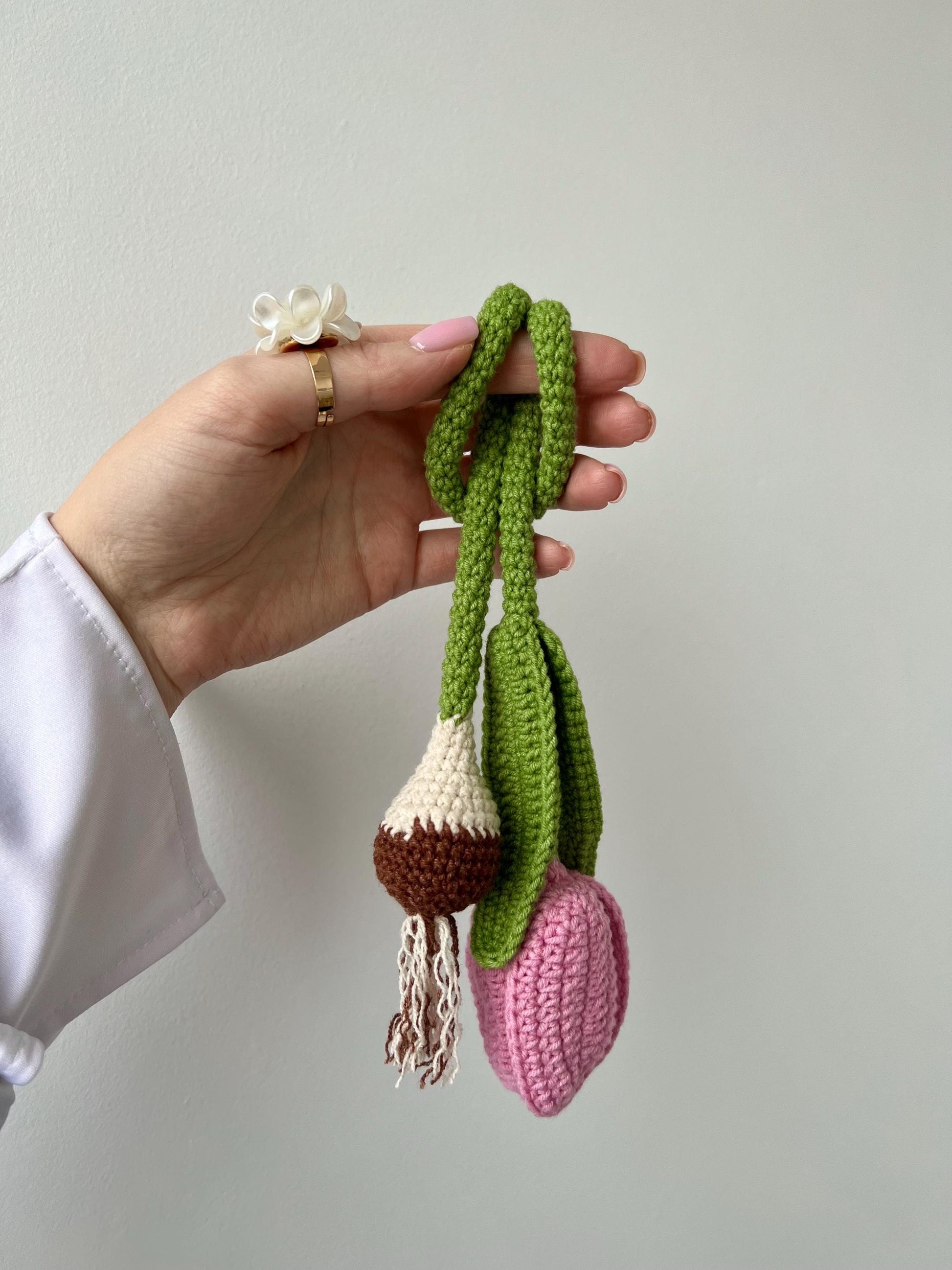 Crochet Tulip Keychain, Flower Bag Charm, Amigurumi Tulip Pendant, Handmade Floral Keyring, Cute Gift for Her, Spring Accessory