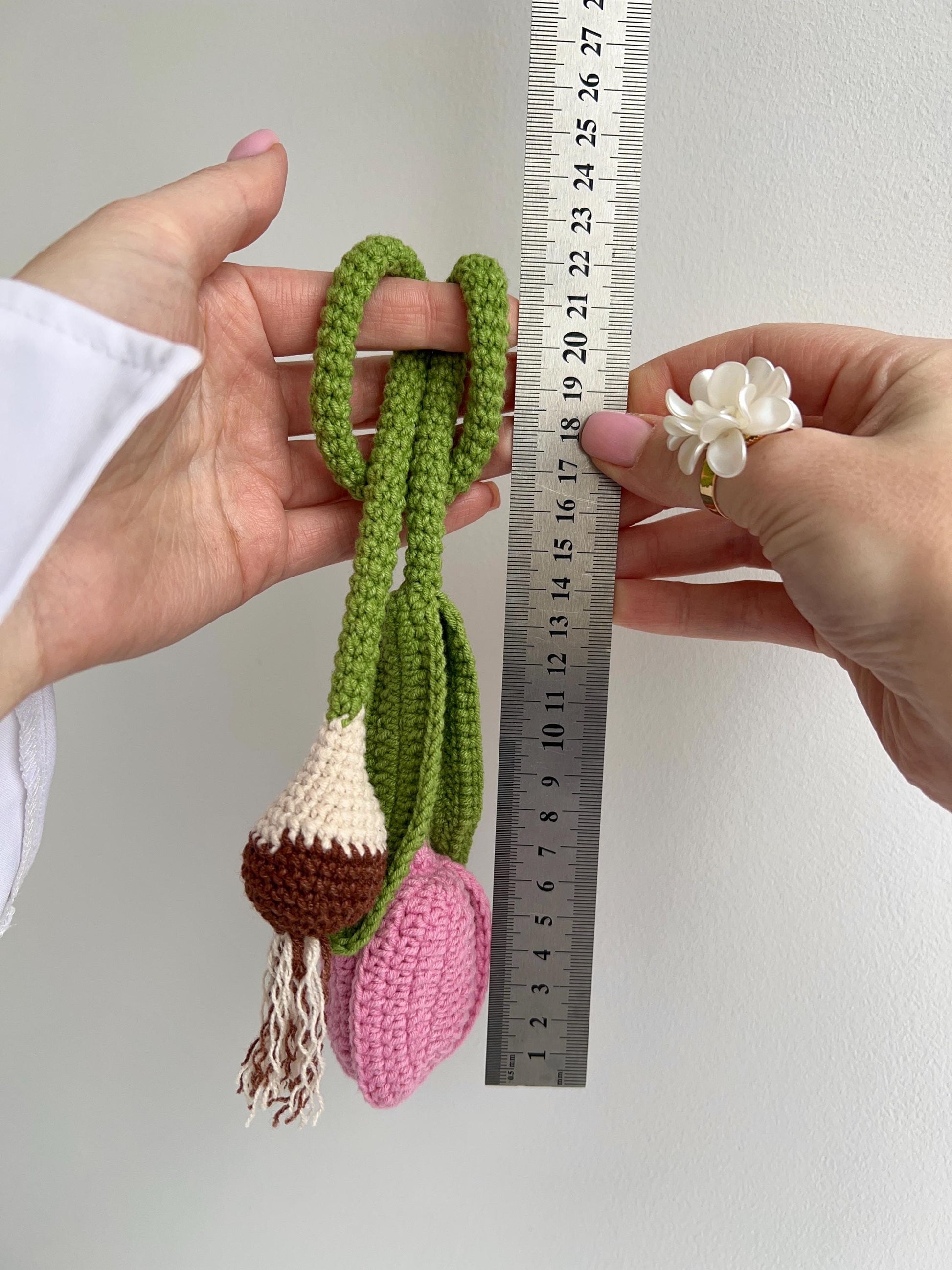 Crochet Tulip Keychain, Flower Bag Charm, Amigurumi Tulip Pendant, Handmade Floral Keyring, Cute Gift for Her, Spring Accessory